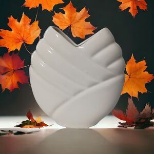 White Art Deco Style Vase Ikebana Post Modern Abstract Geometric Ribbed Vtg 80s.